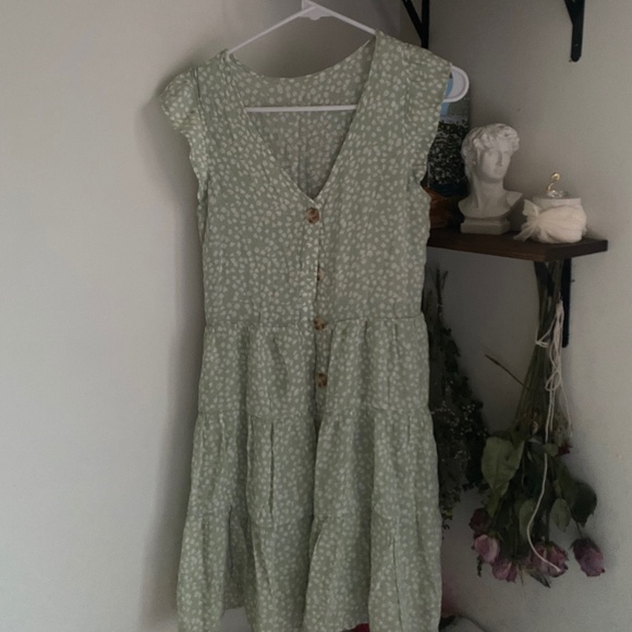 spring dress!! 🌿 - Picture 1 of 3